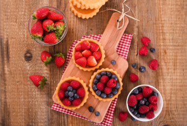 Tartlets orman meyve ile.