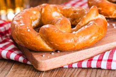 Ahşap masa üzerinde Bavyera simit.