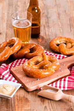 Ahşap masa üzerinde Bavyera simit.