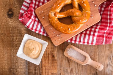 Ahşap masa üzerinde Bavyera simit.