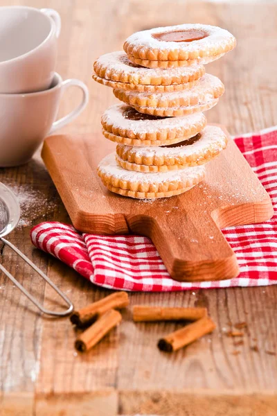 Pliki cookie śniadanie na cuttingboard. — Zdjęcie stockowe