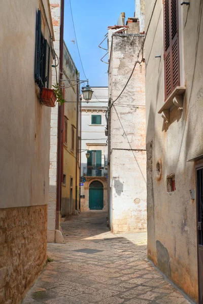 골목입니다. 콘 베 르 사노입니다. 풀리아입니다. 이탈리아. — 스톡 사진