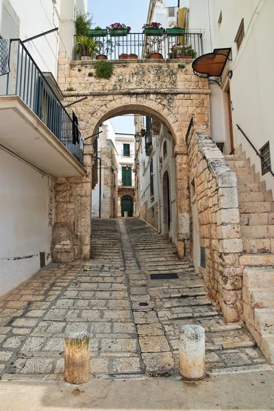 Переулок. Conversano. Апулия. Италия . — стоковое фото