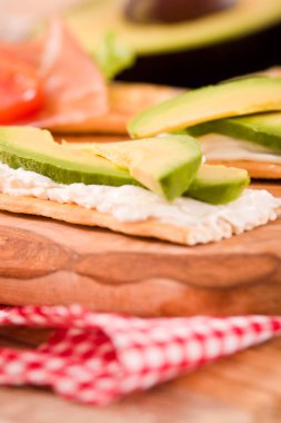 Jambon ve avokado ile kraker. 