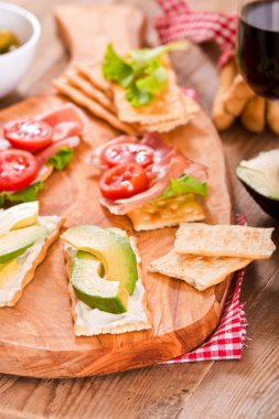 Jambon ve avokado ile kraker. 