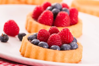 Tartlets orman meyve ile. 