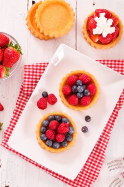 Tartlets orman meyve ile. 