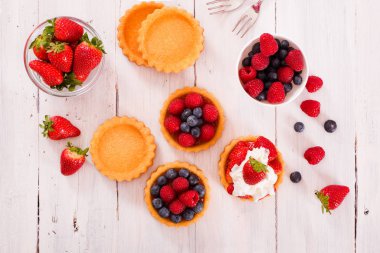 Tartlets orman meyve ile. 