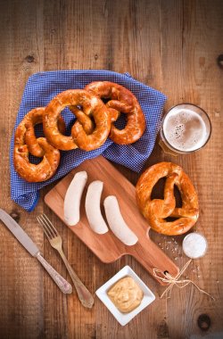 Kesme tahtası üzerinde Bavyera simit. 