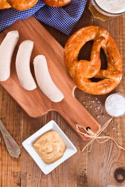 Kesme tahtası üzerinde Bavyera simit. 