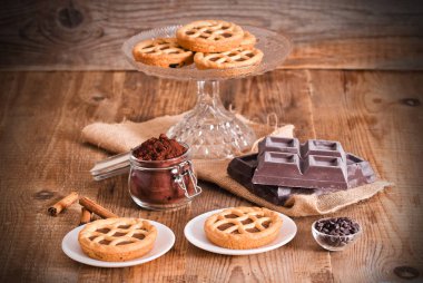 ahşap masa üstünde çikolata tart. 