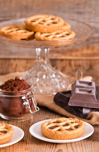 Tarta de chocolate sobre mesa de madera . —  Fotos de Stock