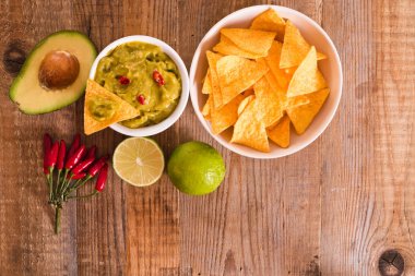 Guacamole daldırma ve nacho cips. 