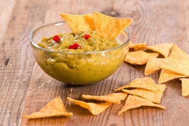 Guacamole daldırma ve nacho cips. 