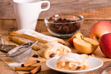 Ahşap masa üzerinde Apple strudel. 