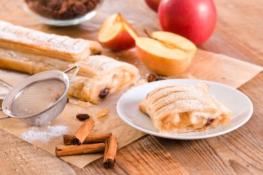 Ahşap masa üzerinde Apple strudel. 
