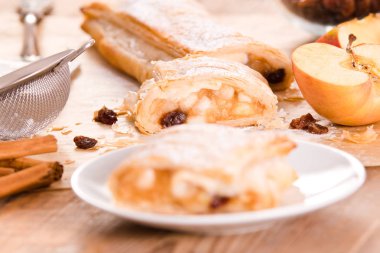 Ahşap masa üzerinde Apple strudel. 