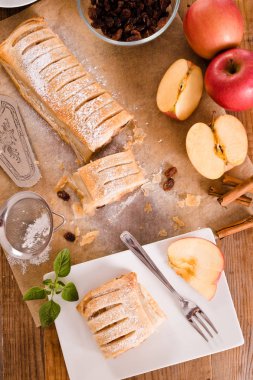 Ahşap masa üzerinde Apple strudel. 