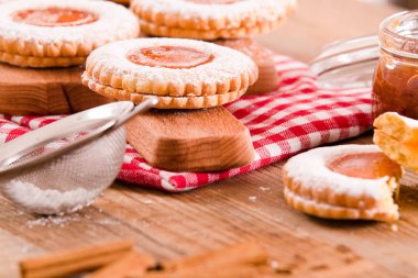 Kahvaltı çerezleri kesme tahtası üzerinde.