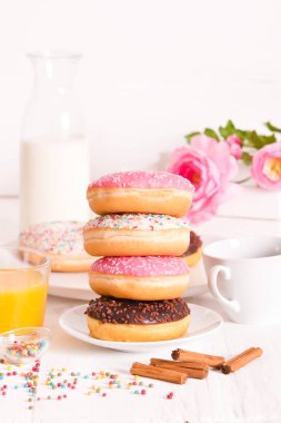 Beyaz çanak üzerinde Amerikan donut. 