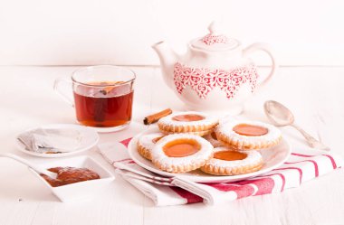 Beyaz çanak üzerinde çay bisküvi. 