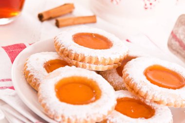 Beyaz çanak üzerinde çay bisküvi. 