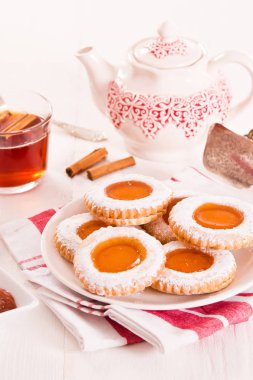 Beyaz çanak üzerinde çay bisküvi. 