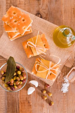 Focaccia ekmek kesme tahtası üzerinde.