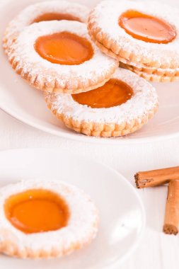 Beyaz çanak üzerinde çay bisküvi. 