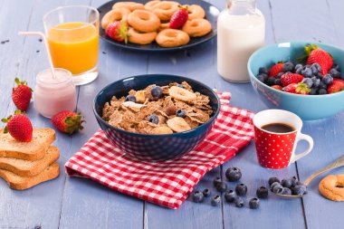 Kepekli tahıllar ile Kahvaltı. 