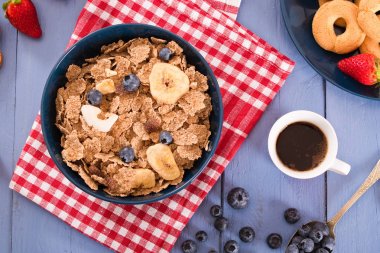 Kepekli tahıllar ile Kahvaltı. 