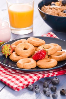 Tanımlama bilgileri ve taze meyve Kahvaltı. 