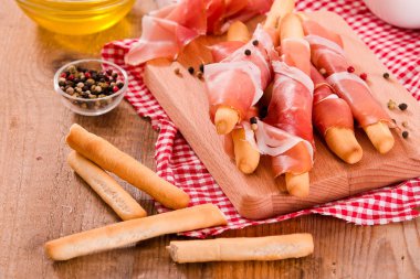 Grisini breadsticks ile jambon. 