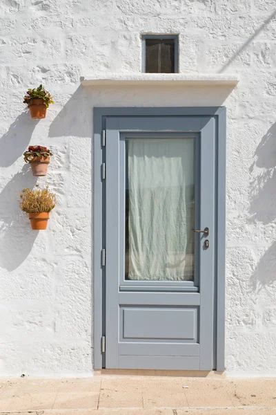 Деревянная дверь. Локоротондо. Апулия. Италия . — стоковое фото