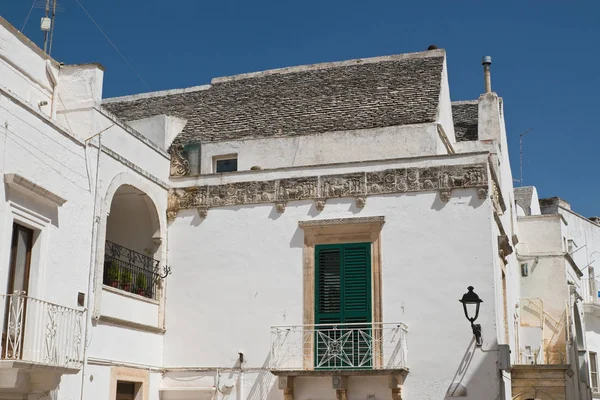 Alleyway. Locorotondo. Puglia. İtalya. — Stok fotoğraf