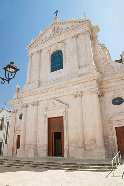 Matka církev Locorotondo. Puglia. Itálie. — Stock fotografie