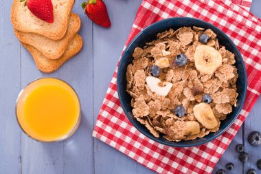 Kepekli tahıllar ile Kahvaltı. 