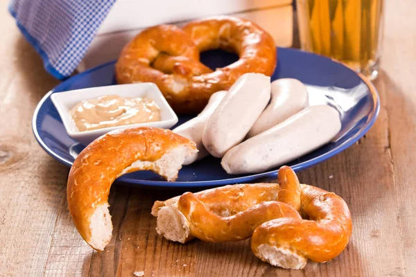 Pretzels bávaros sobre mesa de madera . —  Fotos de Stock