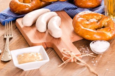 Ahşap masa üzerinde Bavyera simit. 