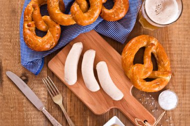 Ahşap masa üzerinde Bavyera simit. 