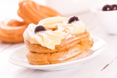 Zeppole Pasta krema ile. 