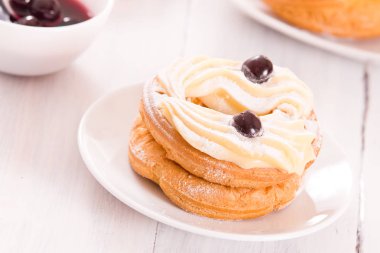 Zeppole Pasta krema ile. 