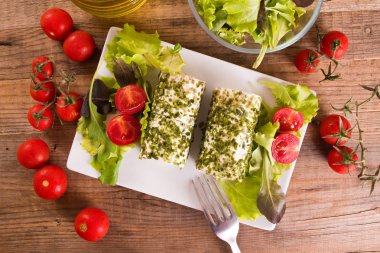 Keçi peynirli salata ve domates ile. 