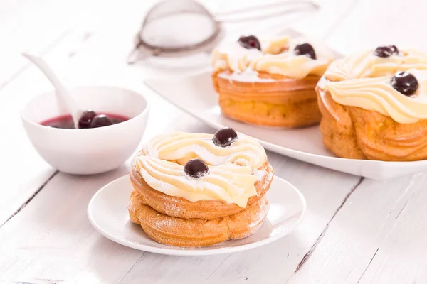 Zeppole z ciasta kremem. — Zdjęcie stockowe