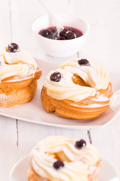 Zeppole con crema pasticcera . — Foto Stock