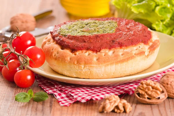 Calzone con noci e indivia . — Foto Stock