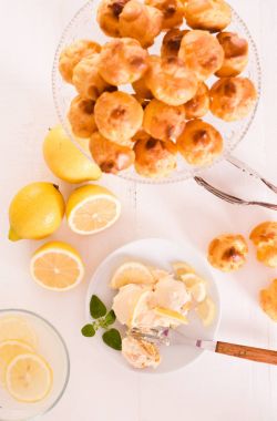 Beyaz çanak üzerinde limon profiterol.