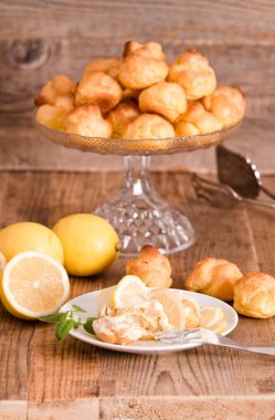 Beyaz çanak üzerinde limon profiterol.