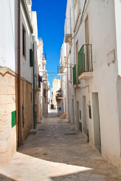 Een steegje. Polignano een merrie. Een Puglia. Italië. — Stockfoto