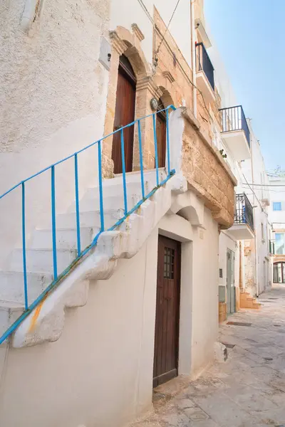 Een steegje. Polignano een merrie. Een Puglia. Italië. — Stockfoto